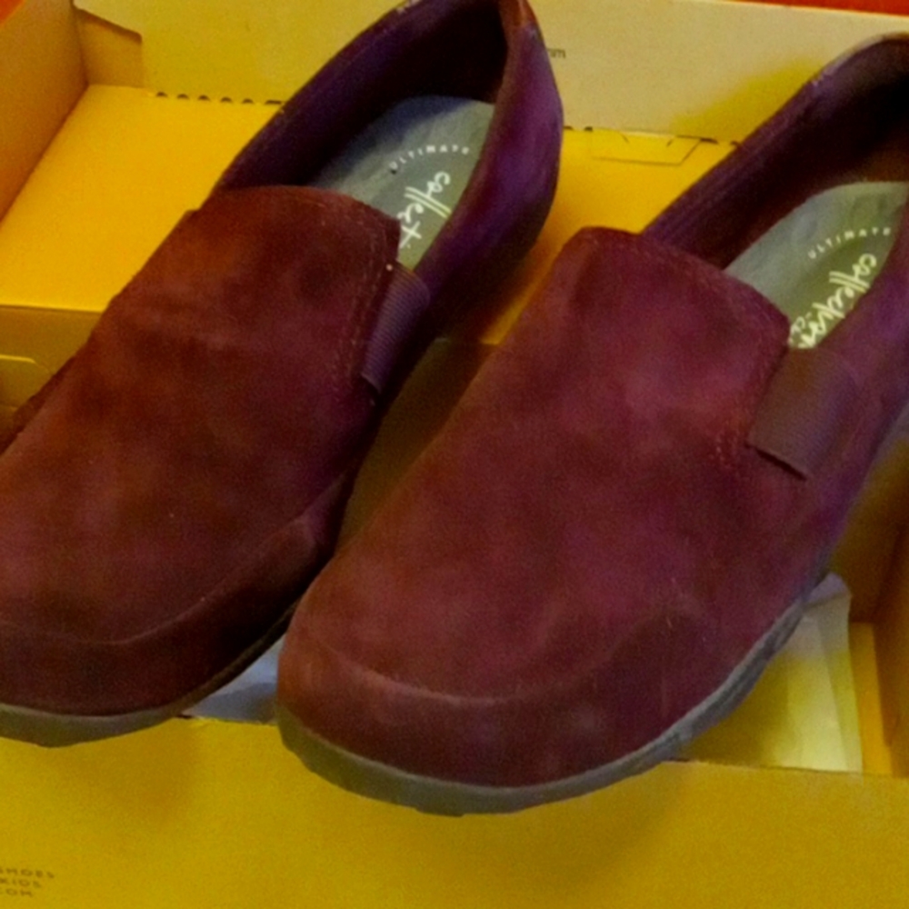 Clark's, 7 1/2 W  Burgundy Suede